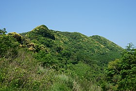 岸岳城のある岸岳頂部。南側の峠から。