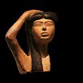 Плакальщица (возможно, оплакивающая Осириса Исида), XVIII династия, Египет.