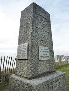 Dunes de Mousterlin : le monument en mémoire des 17 fusillés du 15 mai 1944.