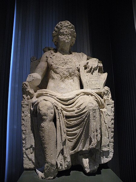 File:Musée d'Archéologie Nationale statue culte apollon niévre.JPG