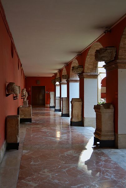 File:Museu de Belles Arts de València, galeria del claustre.JPG