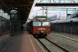 Un train local en partance pour Drammen.