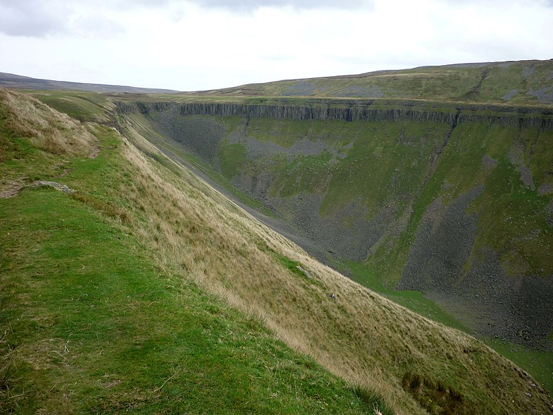 File:Narrow Gate (Path) on the edge of High Cup Nick - geograph.org.uk - 3260224.jpg