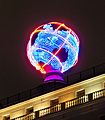 Globus Orbisu w Warszawie, neon jako rzeźba