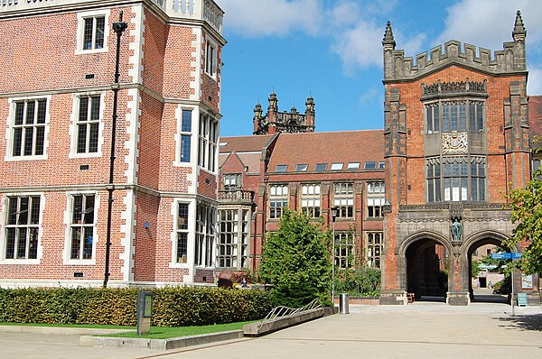 Newcastle University campus, looking towards the Arches with the Students' Union building on the left (2013)