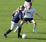 Nicole Söder im Zweikampf mit Nathalie Bock beim Spiel FFC Brauweiler Pulheim vs. SC Freiburg am 15.10.2006 (Endstand 0:2)