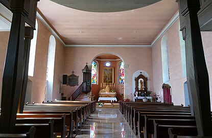 Interior, vista del altar