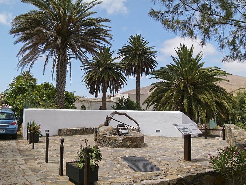 File:Noria de tiro - water supply well - Betancuria - Fuerteventura - Canary islands - Spain - 01.jpg