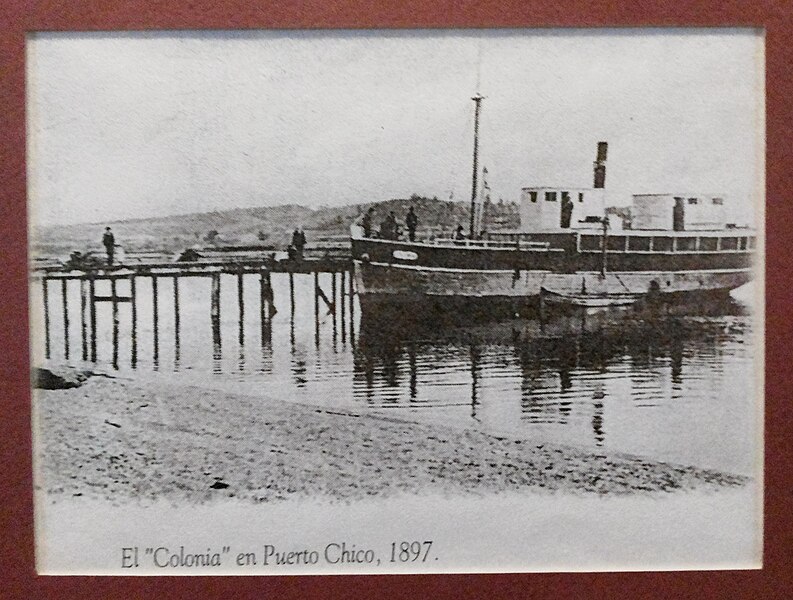 File:Nueva Braunau -Museo Antonio Felmer f23 -foto barco Colonia, Puerto Chico, 1897.jpg