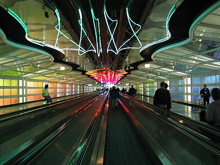 ไฟล์:OHare_Airport_Terminal_One_B_to_C_Tunnel.jpg