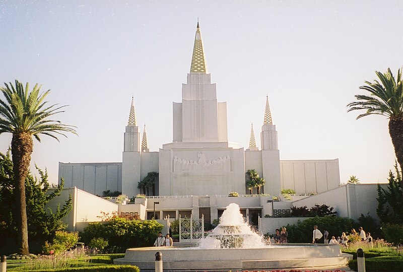 File:Oakland Temple fountain.JPG