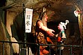 Oni- und Momotarōfigur in der Onigashima-Höhle