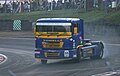 ブランズ・ハッチ・トラック・スーパープリックス（Brands Hatch Truck Superprix）でドリフト走行中のERFレーシングトラック