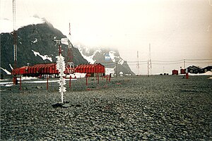 Gambar pemaparan pemandangan pangkalan Orkadas yang dikodak saat bulan ke-12 tahun 1996.