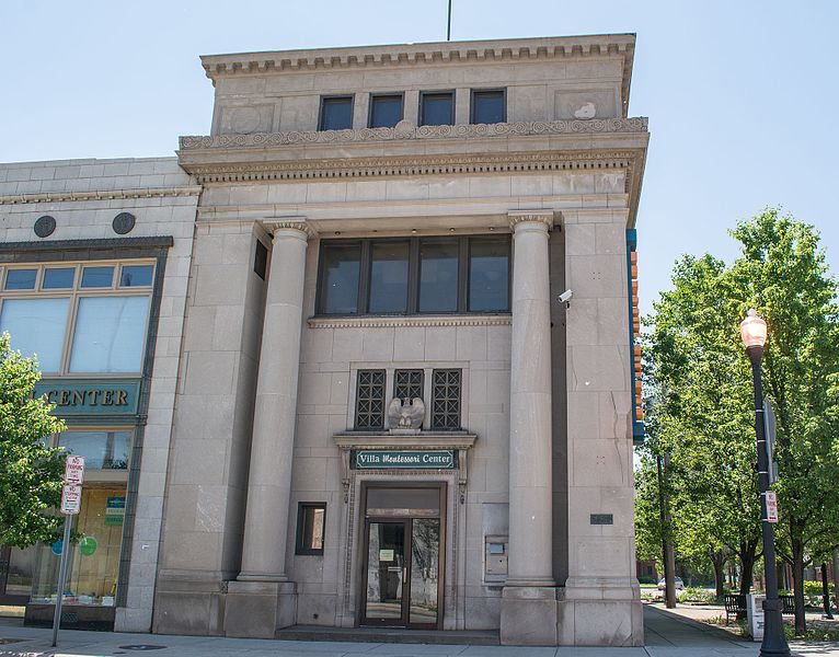 File:Oul Savings and Loan - Broadway Avenue Historic District.jpg