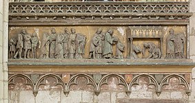Bas-relief représentant Saint Louis couronné et portant un costume fleurdelisé, suivi d'une dizaine de personnages dont certains portent des mitres d'évêque, en train d'observer des hommes creusant le sol sous une châsse dorée