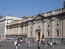 En primer plano la Parroquia del Sagrario y contiguo al lado izquierdo el Palacio Arzobispal de Santiago.