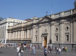 En primer plano la Parroquia del Sagrario y contiguo al lado izquierdo el Palacio Arzobispal de Santiago.