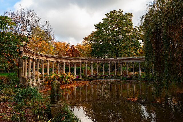 Columns in Monceau Park