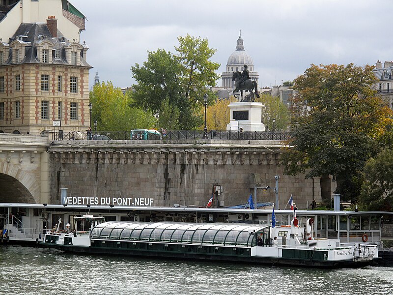 File:Paris Vedettes du Pont-Neuf 00a embarcadère.jpg