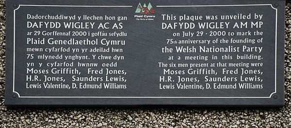 Plaque commemorating the founding of Plaid Cymru, Pwllheli