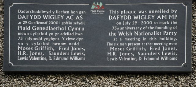 Plaque commemorating the founding of Plaid Cymru, Pwllheli