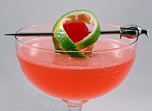 Ružičasta dama s primjesom limete, u čaši za koktele.jpg