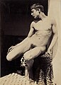 6270. Ragazzo nudo su una soglia. / Naked boy seated in front of threshold.