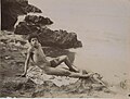 Al 0520. Ragazzo nudo accanto al mare. / Naked boy by the seaside.