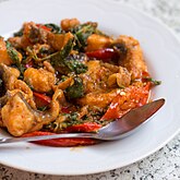 Ikan keli goreng kilas dalam pes kari pedas