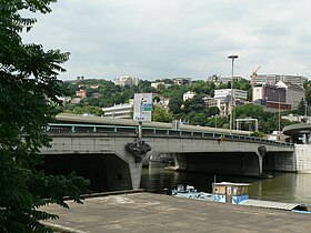 Le pont, vu de l'amont au nord et de la rive gauche de la Saône en 2008, doublé par le pont sur la Saône de l'autoroute A6, à l'arrière.