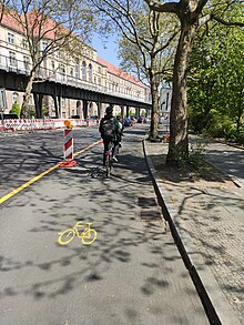 A pop up cycle lane installed in Berlin during the COVID-19 pandemic in spring 2020 Pop-up Radweg in der Gitschiner Str in Berlin.jpg