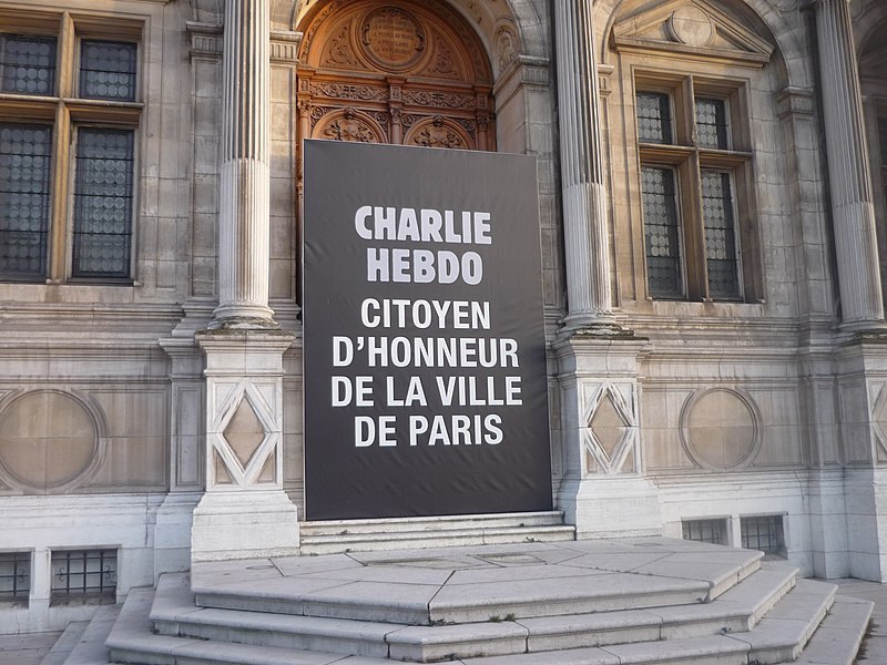 File:Portail d'entrée de l'Hôtel de ville de Paris - Charlie Hebdo citoyen d'honneur de la ville de ParisP1340358.JPG