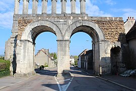 Porte d'Arroux vue de l'extérieur de la ville.