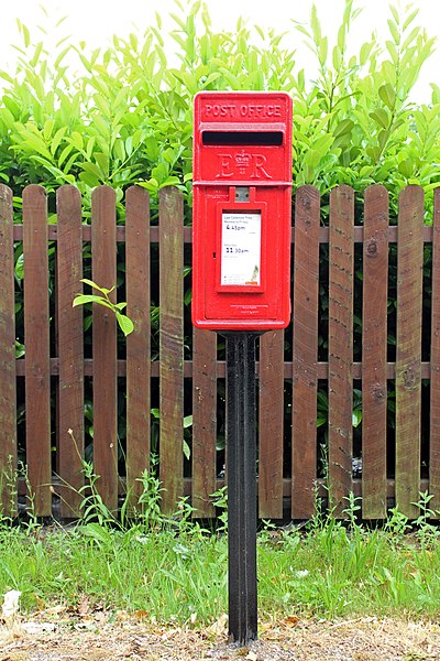 File:Post box L35 44 at Tarbock Green.jpg