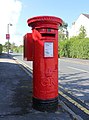 wikimedia_commons=File:Post box on Rosslyn Drive, Moreton.jpg