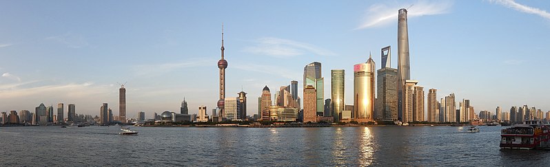 Tanawing panoramiko ng panoramang urbano ng Pudong mula sa Bund ng Shanghai, ang pinakamalaking lungsod sa mundo batay sa populasyon.[76]