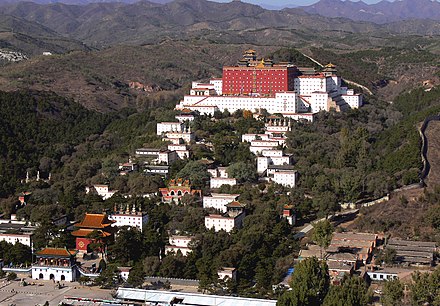 https://upload.wikimedia.org/wikipedia/commons/thumb/a/a2/Putuo_Zongcheng_Temple.jpg/440px-Putuo_Zongcheng_Temple.jpg