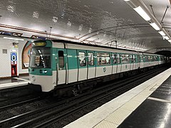 Rame MF 77 rénovée entrant en station, en direction de Châtillon - Montrouge.