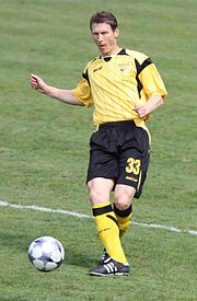 Ražanauskas slår en passning för FK Vėtra 2009.