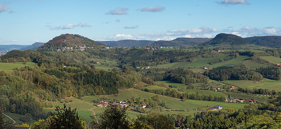 Lage von Rechberg am gleichnamigen Berg. Ansicht vom Osthang des Hohenstaufen