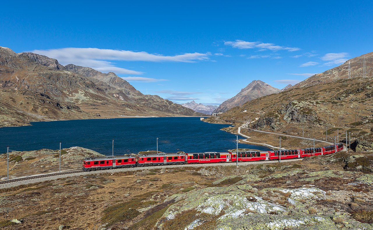 Le Bernina Express longeant le lac Blanc (canton des Grisons). (définition réelle 6 388 × 3 943)