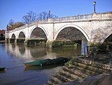 The join between the narrow 1770s structure and the paler 1930s widening is clearly visible under the bridge arches Richmond 017 Richmond Bridge, early April afternoon.JPG