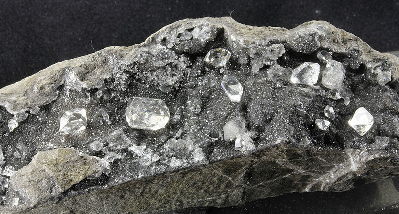 File:Rocks with quartz-type inclusions Maramureş diamonds.jpg