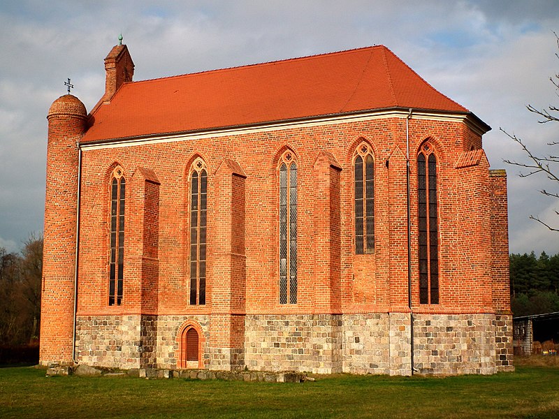 File:Saint Stanislaus Kostka church in Chwarszczany (6).jpg