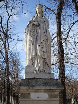 Статуя Святой Клотильды в Люксембургском саду в Париже.