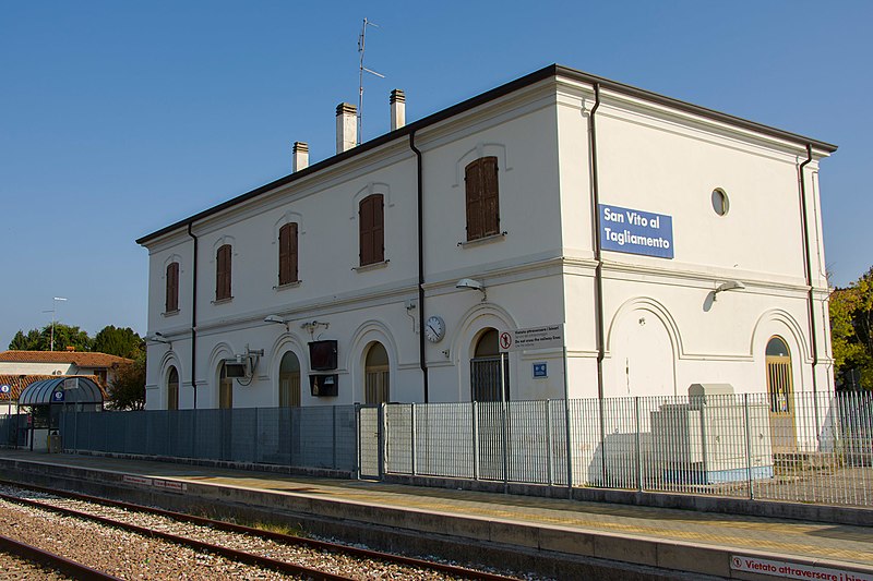 File:SanVitoAlTagliamento stazione ferroviaria interno.jpg