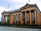 La Scottish National Gallery, avec ses colonnes ioniques caractéristiques.