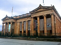 La Scottish National Gallery, en arrière, avec ses colonnes ioniques.