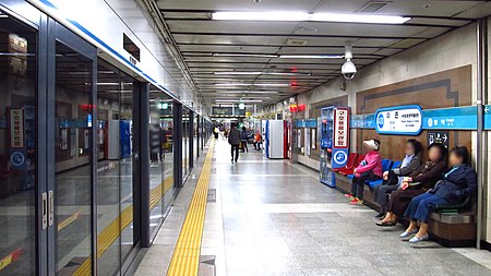 Seoul metro 430 Ichon station platform 20191022 152540